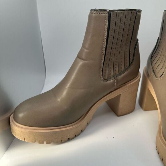 CUSHIONAIRE Women's chelsea boot +Memory Foam 9 TAUPE - Picture 7 of 8